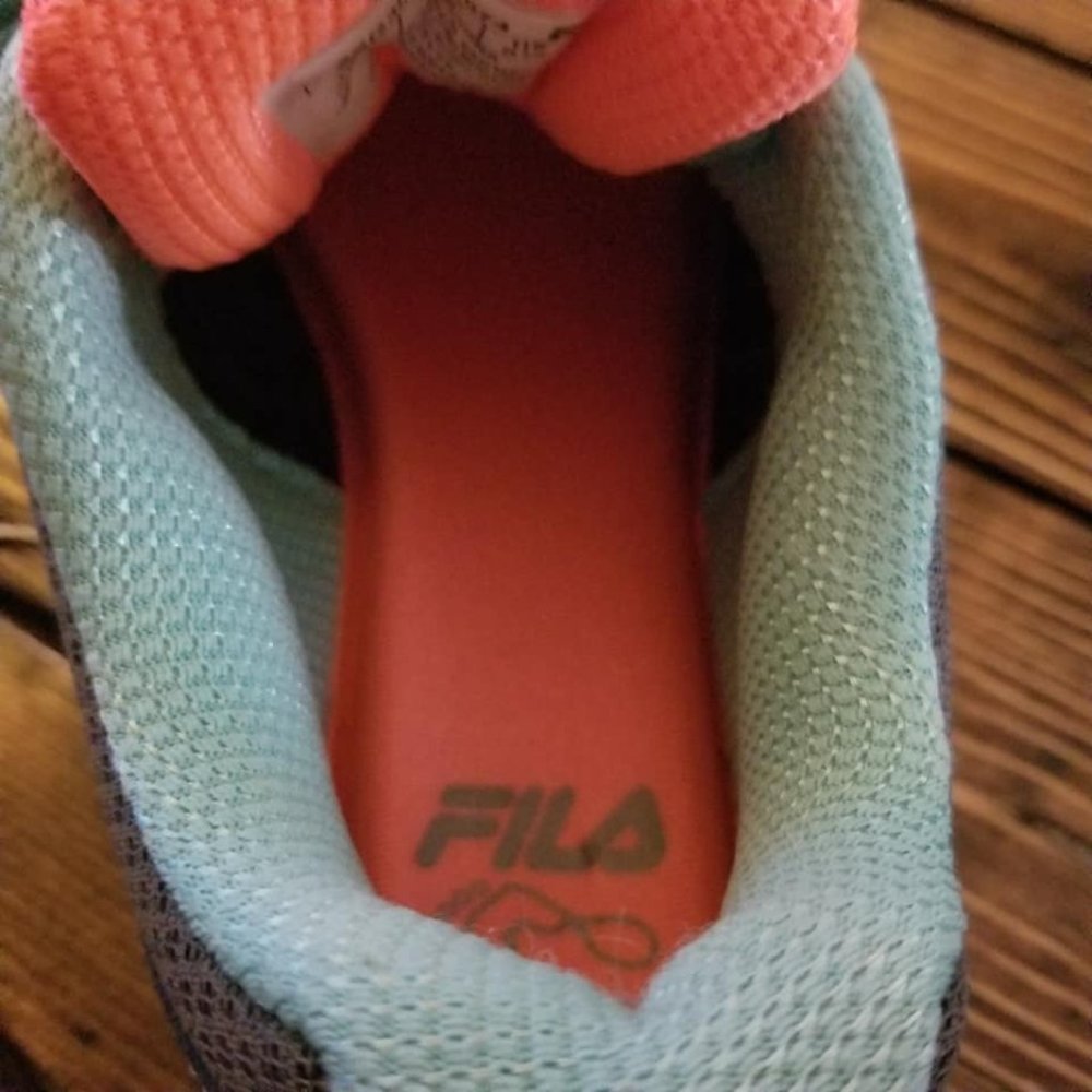 NEAR NEW Fila Sneakers, Size 8 - Picture 4 of 5